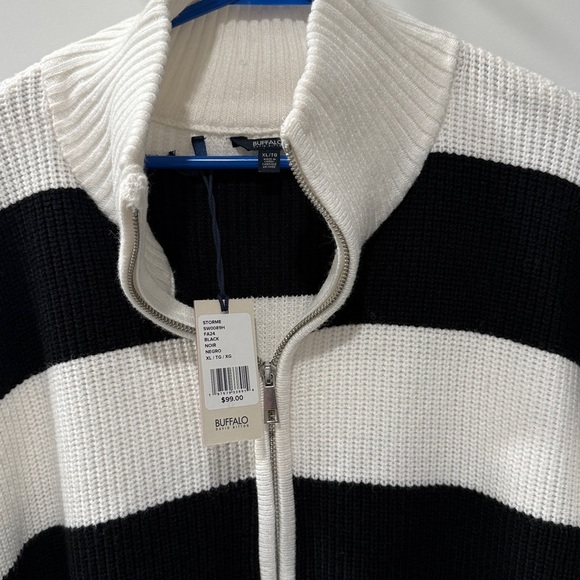 XL Black and White Turtleneck Sweater with Geometric Design - Picture 5 of 6